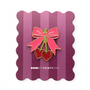 BY31® Pin strik met kersen op kaartje Burgundy red-hot pink-moss green-gold