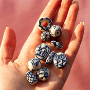 Inspiratiesets Maak trendy sieraden met Delftsblauwe keramiek kralen