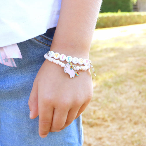 Vrolijke kindersieraden en armbanden met kleurrijke unicorns