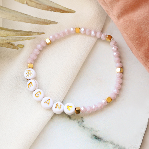 Inspiratie nodig? Deze armbanden kun je eenvoudig zelf maken met acryl letterkralen:
