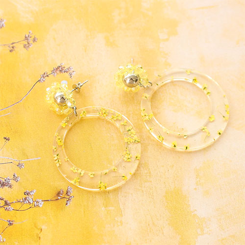 Cre&euml;er statement oorbellen met resin hangers