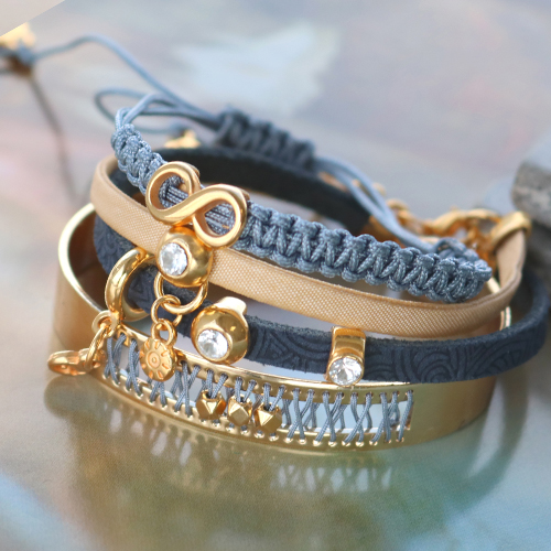 Deze leuke armbandjes maak je met de mooiste rijgmaterialen en onze fantastische nieuwe items van DQ metaal met o.a. de mooiste mini bedeltjes