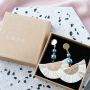 Maak unieke sieraden met deze matte glaskralen met een holografische look