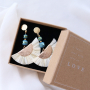 Maak unieke sieraden met deze matte glaskralen met een holografische look