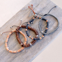 Zie hier hoe je zelf deze stoere armbanden kunt maken met houten kralen: 