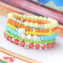 Kleurrijke armbanden maak je met acryl kralen! 