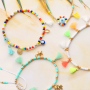 Aan de slag met mini kwastjes voor de leukste kleurrijke armbandjes & enkelbandjes! 