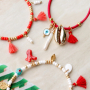 Aan de slag met mini kwastjes voor de leukste kleurrijke armbandjes & enkelbandjes! 