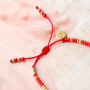 Aan de slag met mini kwastjes voor de leukste kleurrijke armbandjes & enkelbandjes! 