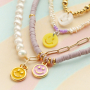Ga aan de slag met deze trendy plexx en DQ metalen smiley bedels