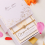 Cre&euml;er persoonlijke armbanden met Birth Flower kralen