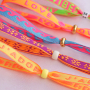 Aan de slag met lint met tekst voor trendy armbanden