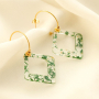 Cre&euml;er statement oorbellen met resin hangers
