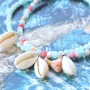 Maak je beach look compleet met leuke homemade sieraden van schitterende schelpkralen in felle kleurtjes! 