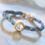 Deze leuke armbandjes maak je met de mooiste rijgmaterialen en onze fantastische nieuwe items van DQ metaal met o.a. de mooiste mini bedeltjes