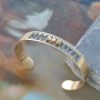 Deze leuke armbandjes maak je met de mooiste rijgmaterialen en onze fantastische nieuwe items van DQ metaal met o.a. de mooiste mini bedeltjes