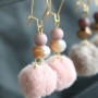 Cre&euml;er een &lsquo;Wauw! &lsquo;effect met deze oorbelletjes van sprankelende facet kralen en zachte pompom bedeltjes met gouden onderdelen van DQ metaal