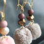 Cre&euml;er een &lsquo;Wauw! &lsquo;effect met deze oorbelletjes van sprankelende facet kralen en zachte pompom bedeltjes met gouden onderdelen van DQ metaal